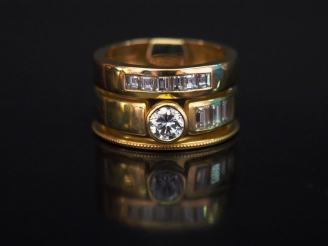 Vente aux enchères Bague trois anneaux accolés en or, sertie d'un diamant central, de dia