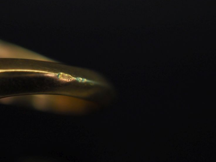 Bague de forme stylisée en or jaune, sertie en son centre d'une pierre