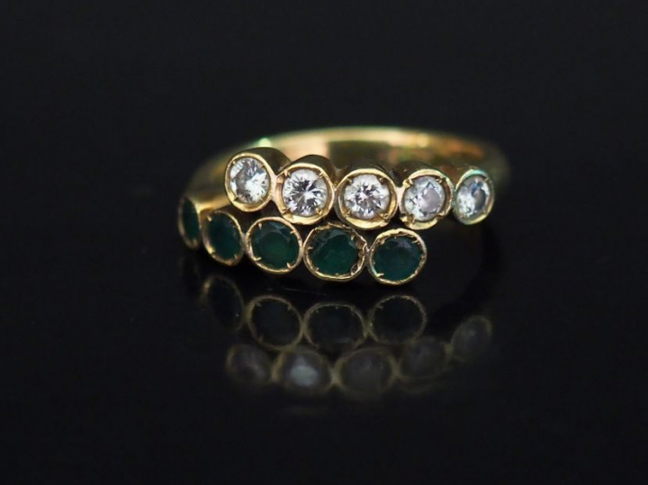 Bague de forme stylisée en or jaune, ornée d'une lignes de cinq diaman