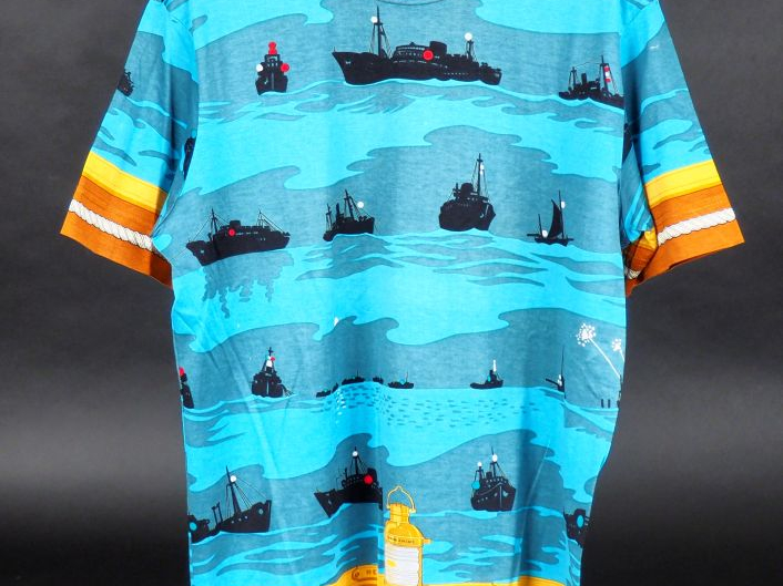 HERMES.  T-shirt modèle "Feux de route aperçus la nuit en mer".  Signé