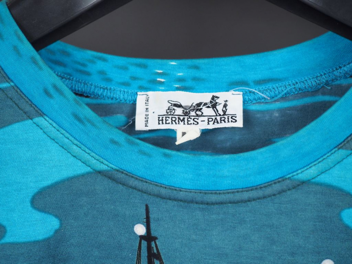 HERMES.  T-shirt modèle "Feux de route aperçus la nuit en mer".  Signé