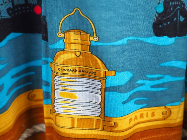 HERMES.  T-shirt modèle "Feux de route aperçus la nuit en mer".  Signé