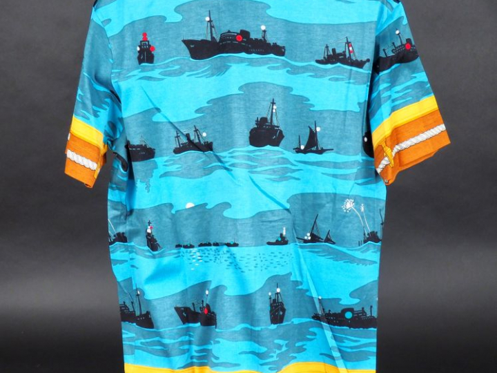 HERMES.  T-shirt modèle "Feux de route aperçus la nuit en mer".  Signé