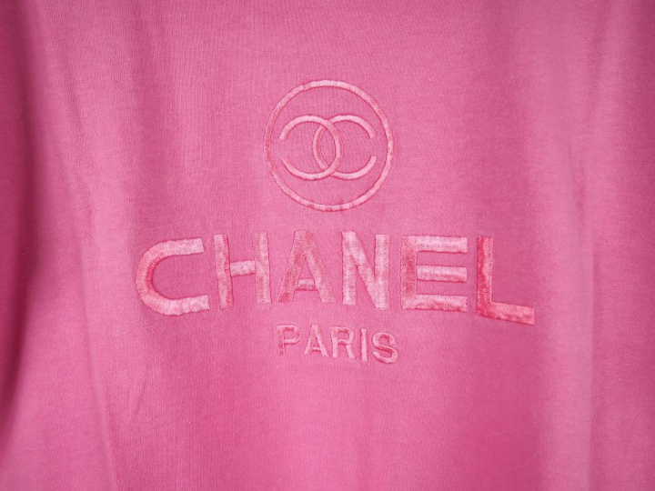 CHANEL  Robe T-shirt rose en coton, à décor de monogramme. (étiquette 