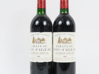 Vente aux enchères 2 BOUTEILLES CHÂTEAU YON FIGEAC GCC ST EMILION - 1985 - 1 BG/1 LB
