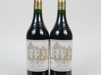 Vente aux enchères 2 BOUTEILLES CHÂTEAU HAUT BRION 1er GCC GRAVES - 1993