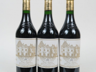 Vente aux enchères 3 BOUTEILLES CHÂTEAU HAUT BRION 1er GCC GRAVES - 1993