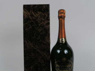 Vente aux enchères 1 BOUTEILLE CHAMPAGNE LAURENT PERRIER 'CUVEE GRAND SIECLE' - COFFRET