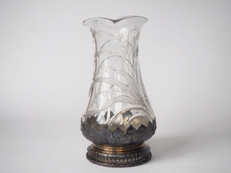 Vente aux enchères Vase ovoïde en cristal gravé à décor de muguets, monture en argent MO.