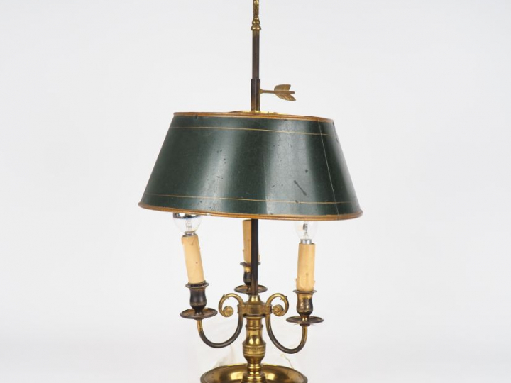 Lampe bouillotte de style Empire en bronze et tôle éclairant à trois l