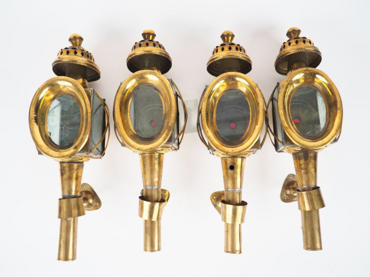 Suite de quatre lanternes de calèche en laiton.