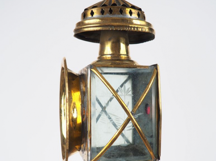 Suite de quatre lanternes de calèche en laiton.