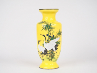 Vente aux enchères Vase ovoïde 1900 sur piedouche en opaline à décor de grues et de végét