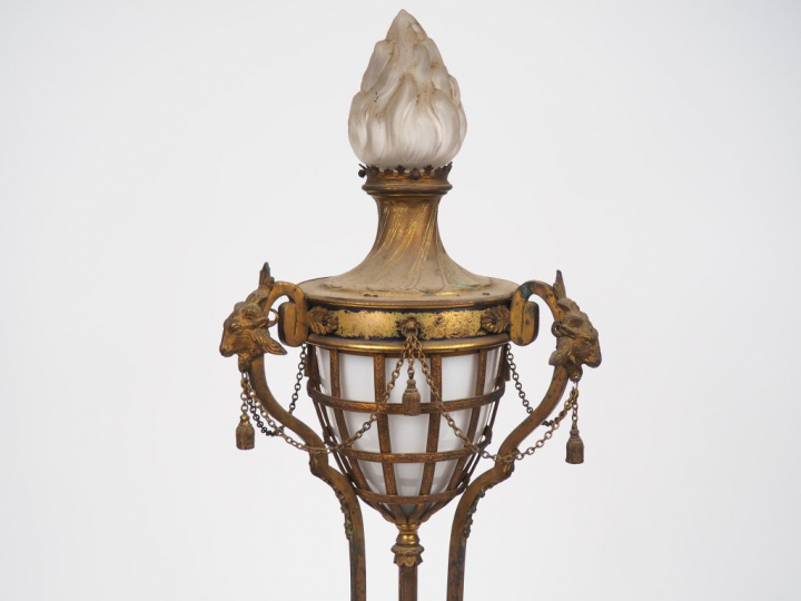 Lampe à pétrole de style Louis XVI en forme d'athénienne, à décor de t