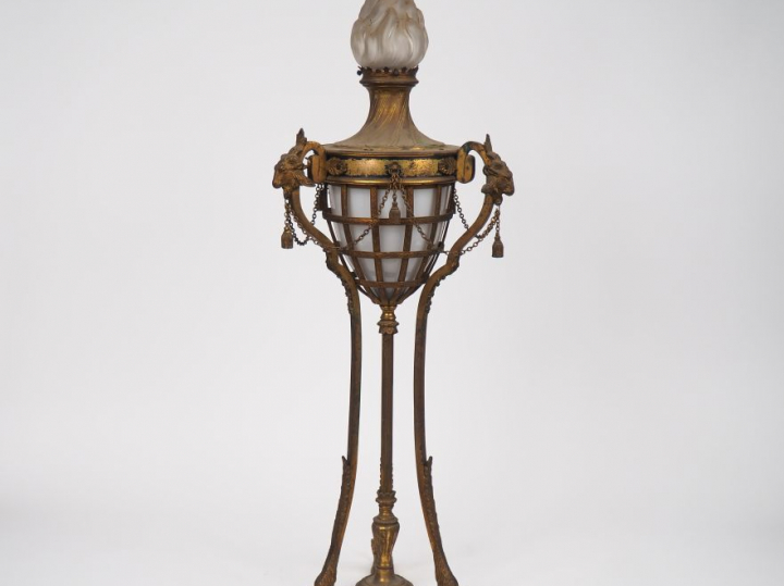 Lampe à pétrole de style Louis XVI en forme d'athénienne, à décor de t