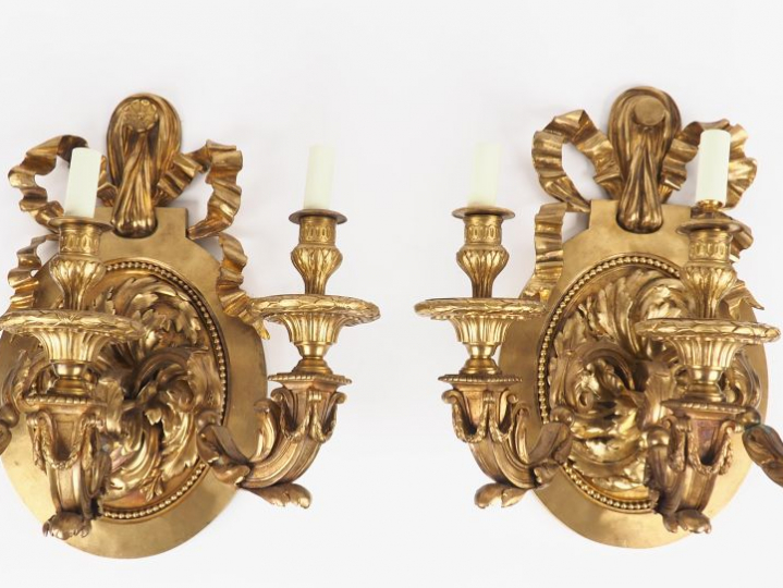 Paire de grandes appliques de style Louis XVI en bronze, à décor de nœ