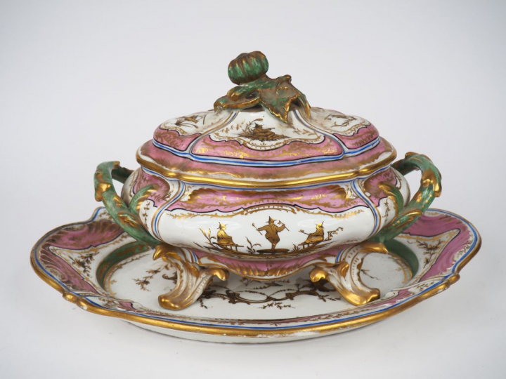 Soupière et son présentoir en porcelaine dans le gout de Sèvres à déco