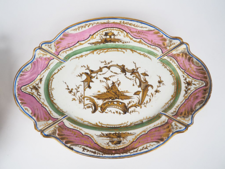 Soupière et son présentoir en porcelaine dans le gout de Sèvres à déco