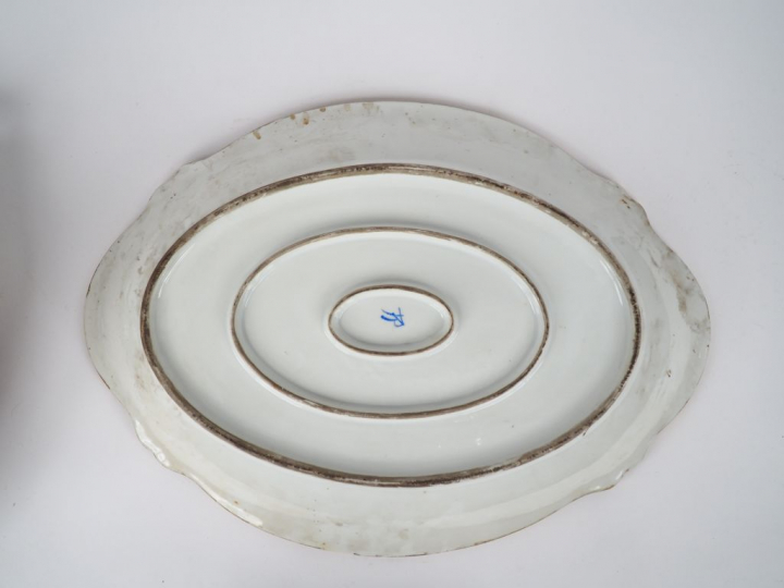 Soupière et son présentoir en porcelaine dans le gout de Sèvres à déco