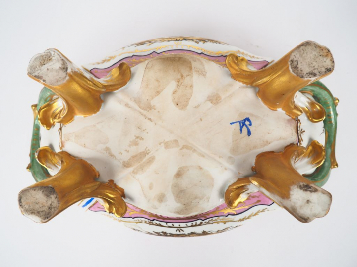 Soupière et son présentoir en porcelaine dans le gout de Sèvres à déco