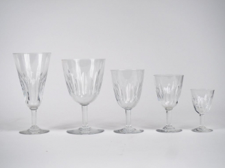 Vente aux enchères BACCARAT.  Service de verres en cristal comprenant :  20 flûtes 10 ver