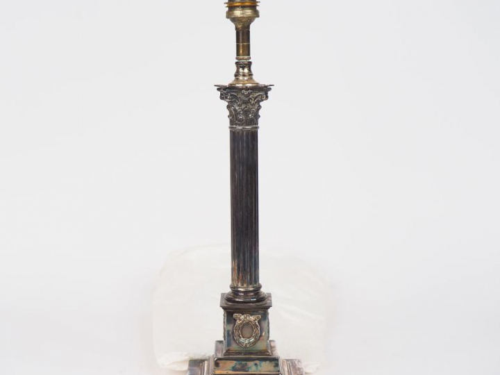 Pied de lampe en métal argenté en forme de colonne corinthienne.