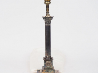 Vente aux enchères Pied de lampe en métal argenté en forme de colonne corinthienne.