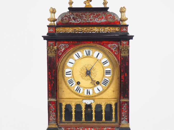 Cartel de style Louis XIV en marqueterie Boulle, cadran en métal gravé