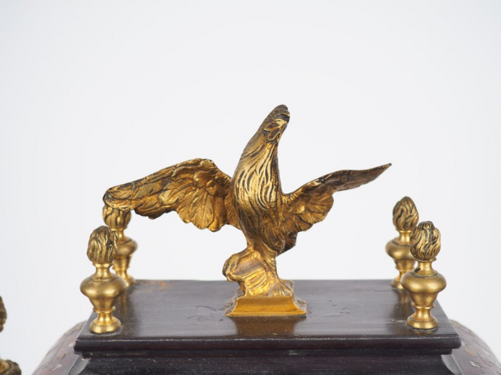 Cartel de style Louis XIV en marqueterie Boulle, cadran en métal gravé