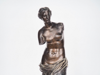 Vente aux enchères Sculpture XIXème en bronze à patine brune. "la Vénus de Milo" H. 66 cm