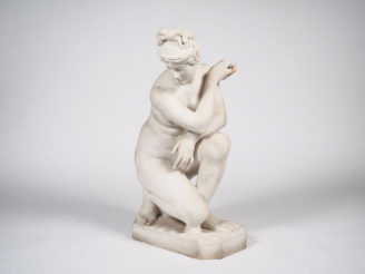 Vente aux enchères Grande sculpture XIXème en marbre de Carrare. "baigneuse". H. 71 cm (u