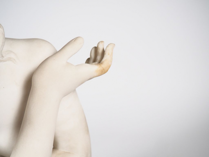 Grande sculpture XIXème en marbre de Carrare. "baigneuse". H. 71 cm (u