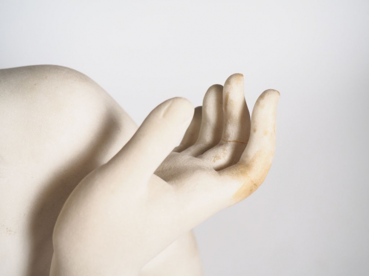 Grande sculpture XIXème en marbre de Carrare. "baigneuse". H. 71 cm (u