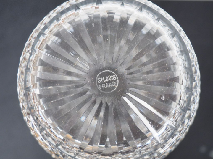 SAINT-LOUIS  Service de verres en cristal comprenant :  3 flacons (sig