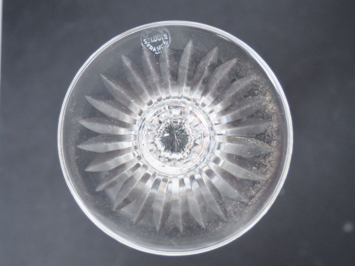 SAINT-LOUIS  Service de verres en cristal comprenant :  3 flacons (sig