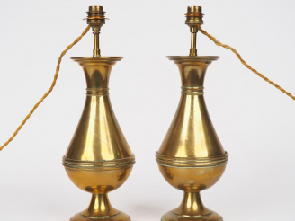 Vente aux enchères Paire de vases balustre en bronze montés en lampe. H. 28 cm