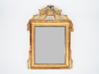 Vente aux enchères Miroir Louis XVI en bois sculpté et doré, à décor de feuille de laurie