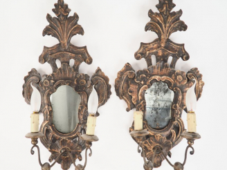Vente aux enchères Paire de miroirs de style italien en bois sculpté et patiné, éclairant