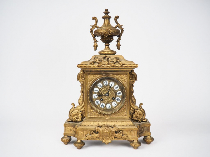 Pendule borne de style Louis XVI en bronze à décor de vase à l'antique