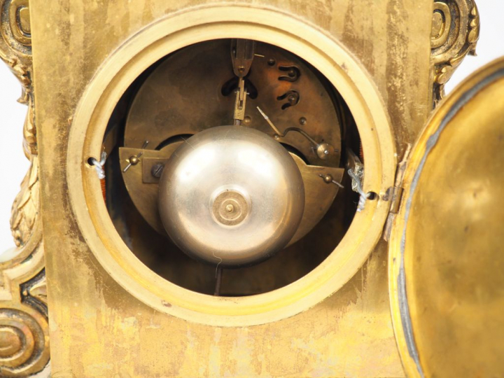 Pendule borne de style Louis XVI en bronze à décor de vase à l'antique