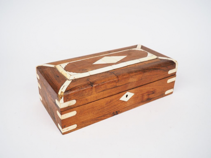 Coffret en marqueterie à décor de motifs géométriques.