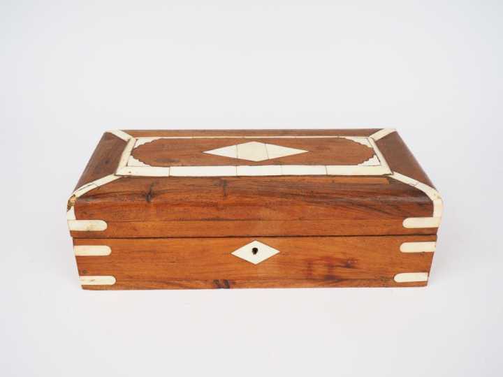 Coffret en marqueterie à décor de motifs géométriques.