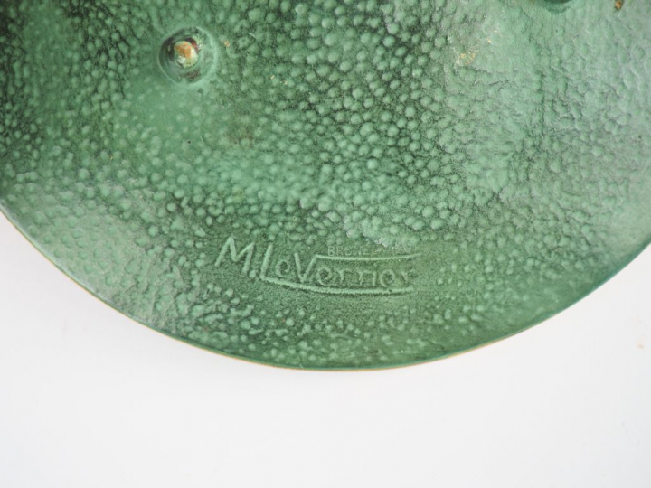 Max LE VERRIER.  Coupe en bronze à patine verte à décor de dauphins.  