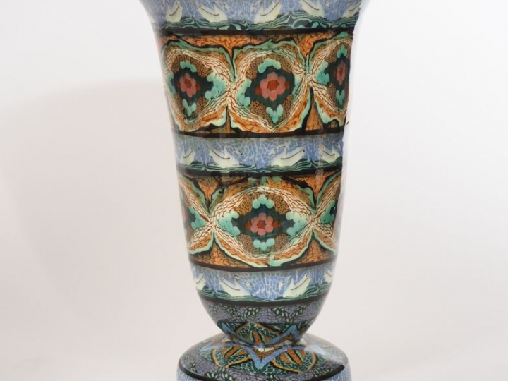 GERBINO.  Vase cornet en céramique polychrome de Vallauris à décor de 