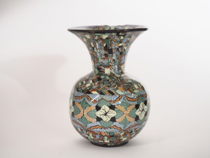 GERBINO. Vase boulle à col évasé en céramique polychrome de Vallauris.