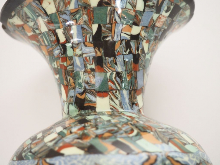 GERBINO. Vase boulle à col évasé en céramique polychrome de Vallauris.
