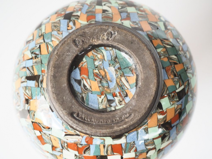 GERBINO. Vase boulle à col évasé en céramique polychrome de Vallauris.