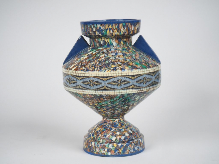 GERBINO. Vase à anses Art Déco en céramique polychrome. H. 32 cm