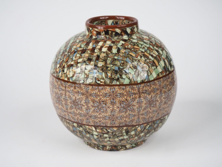 GERBINO.  Vase boulle en céramique polychrome de Vallauris Signé H. 19