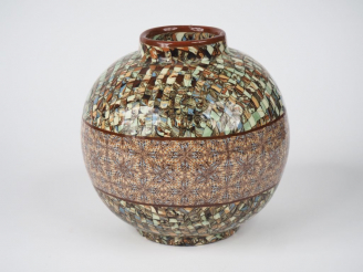 Vente aux enchères GERBINO.  Vase boulle en céramique polychrome de Vallauris Signé H. 19